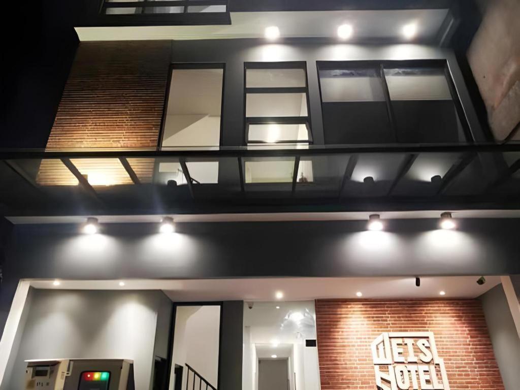 Weis Hotel Simpang Lima Semarang Exterior foto