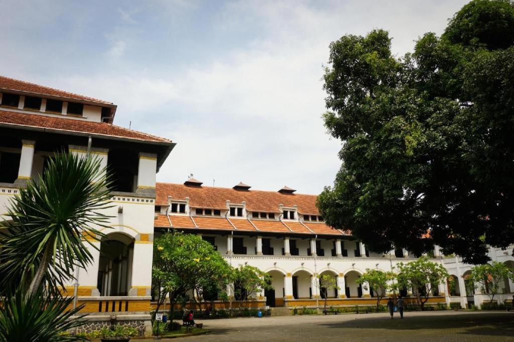 Weis Hotel Simpang Lima Semarang Exterior foto